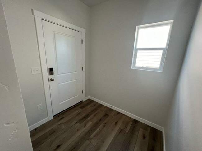 Building Photo - Brand New Home with Stunning Finishes!
