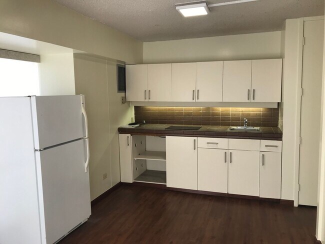 Foto del edificio - Century Center 1 Bdrm., 1 bath, 1 cov'd Pkg.