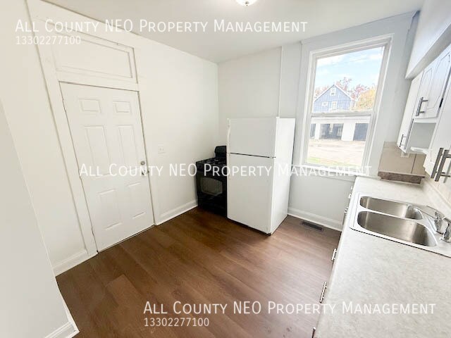 Building Photo - 3292 W 98th St