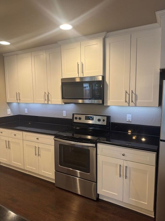 Building Photo - CUSTOM 3 BEDROOM, 2 BATH HOME NEAR SOUTH MEDFORD HIGH SCHOOL