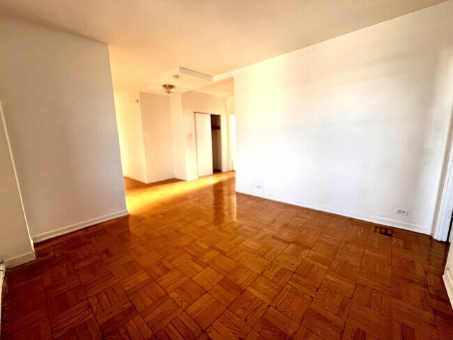 Foto del edificio - 6230 N Kenmore Ave
