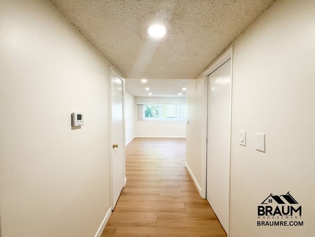 Foto del edificio - 5252 Hermitage Ave