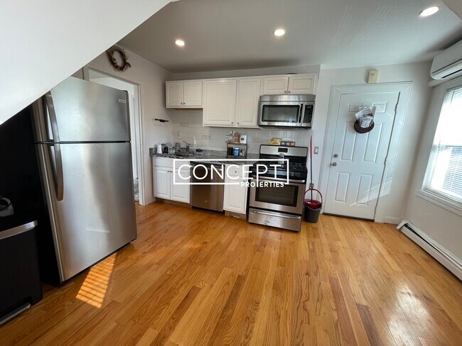 Building Photo - 648 Columbia Rd