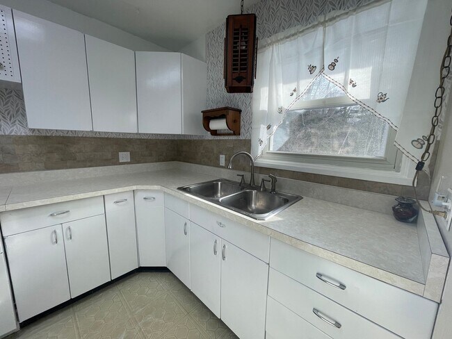 Foto del edificio - Updated 3-Bedroom Ranch with Finished Basement in Pittsfield, Massachusetts