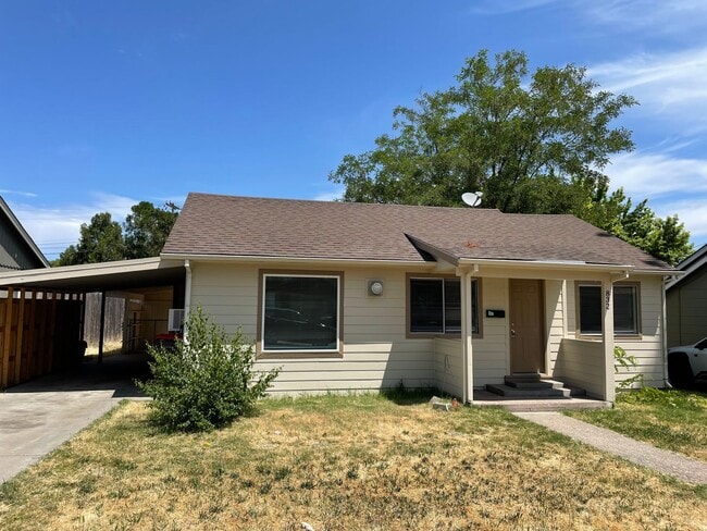 Building Photo - Nice 3 bedroom 1 Bath Home-Fully Fenced Ba...