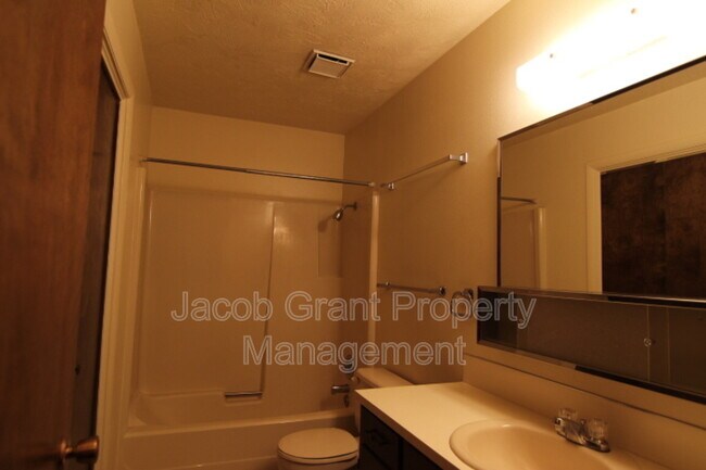 Building Photo - 665 N Fanning Ave