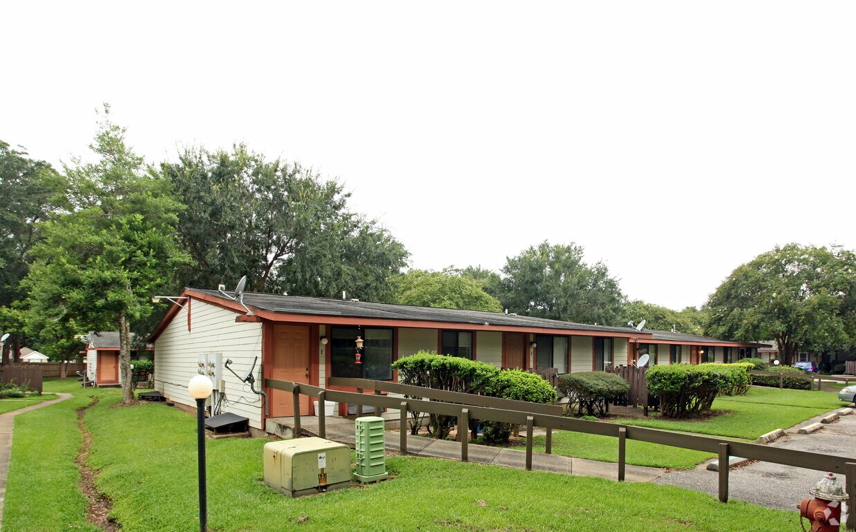 Grand Oaks Apartments Apartments in Foley, AL