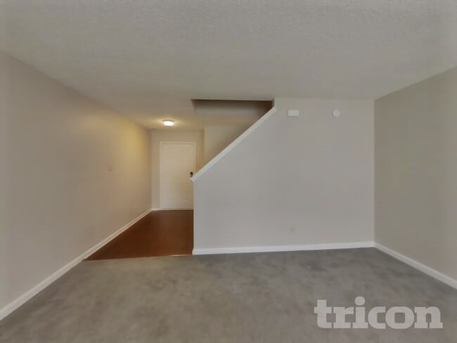 Building Photo - 121 Winterwood Dr