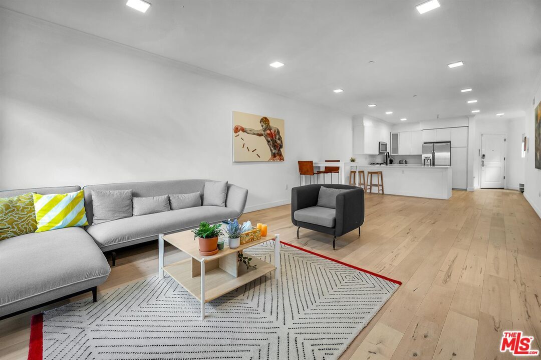 Foto principal - 214 S Alexandria Ave