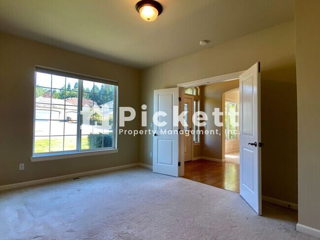Foto del edificio - Spacious 4 Bedroom House in Fantastic Silv...