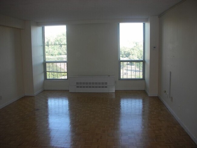 Building Photo - Pond View! Near Longwood Medical Area, Green line-D Brookline Village!