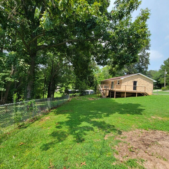 Building Photo - 2128 Wildwood Rd