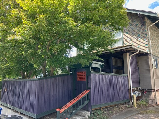Craftsman character Duplex - 1929 10th Ave W