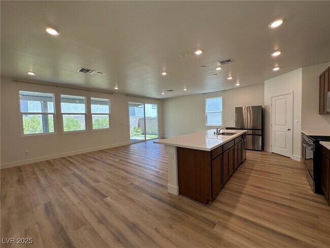 Foto del edificio - 6988 Sylmar Ave