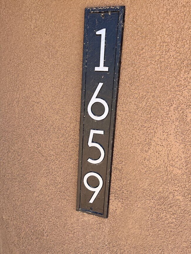 Foto del edificio - 1 year young Los Lunas home