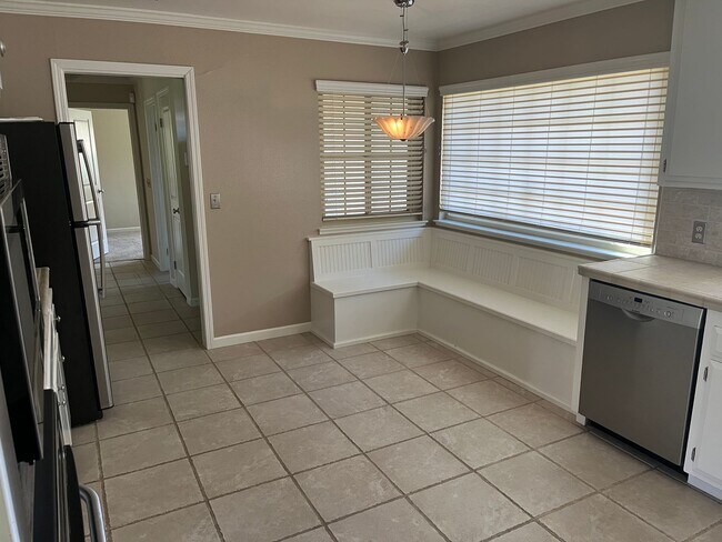 Building Photo - 4 Bedroom Home in Quiet West Davis Cul-de-sac