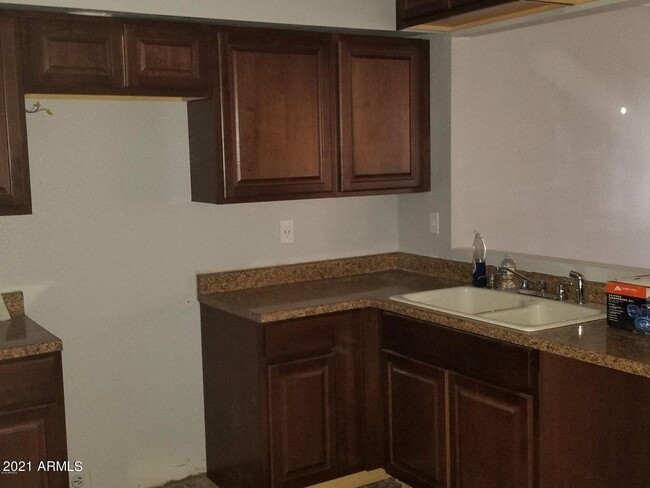Building Photo - 557 W Greentree Dr