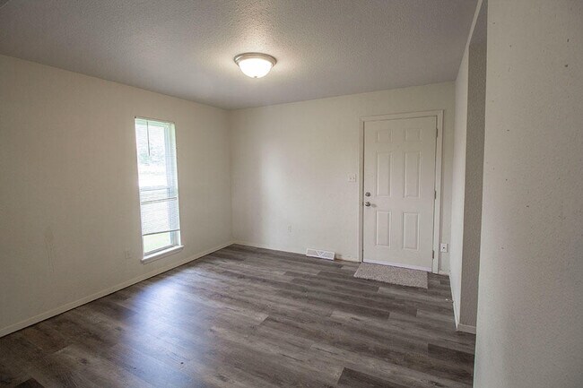 Foto del edificio - 215 West Blvd N