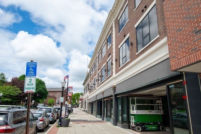 Building Photo - 639 Main St
