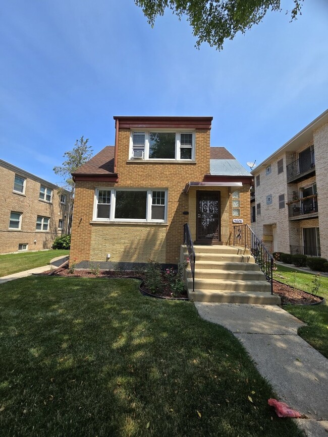 Building Photo - 5628 W Higgins Ave