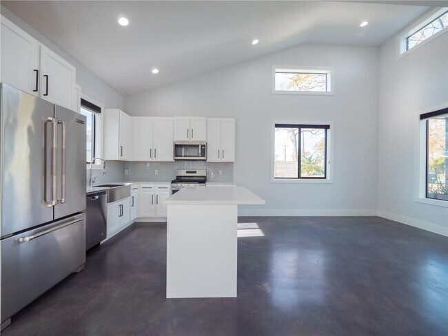 Building Photo - 611 Gaylor St