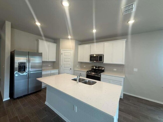 Foto del edificio - 4521 Bridal Veil Dr