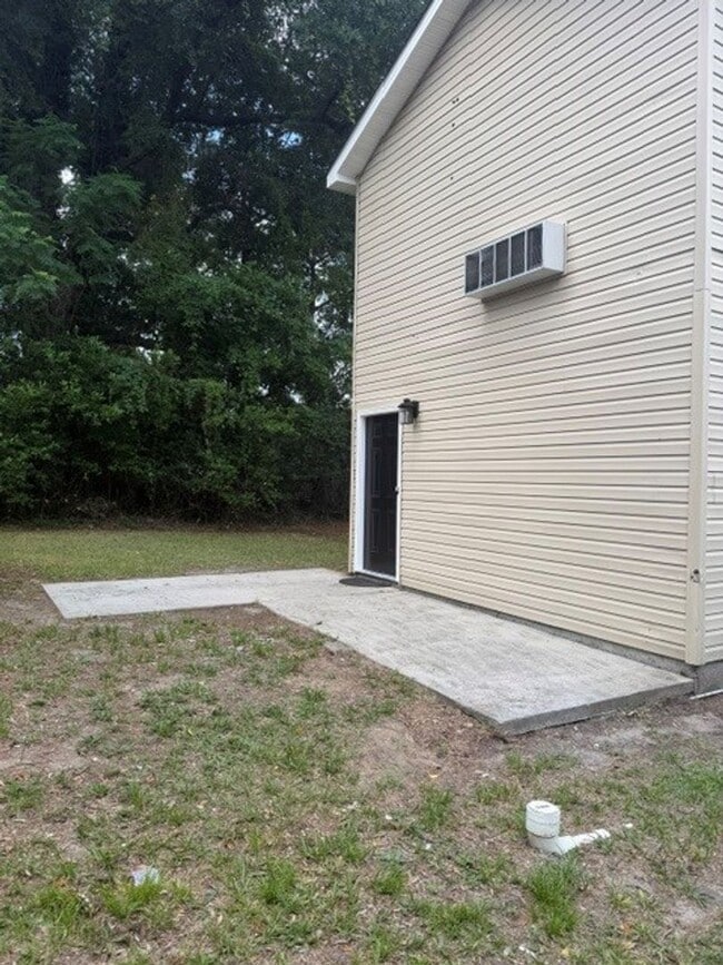 Building Photo - Renovated One Bedroom Stand Alone Apartment