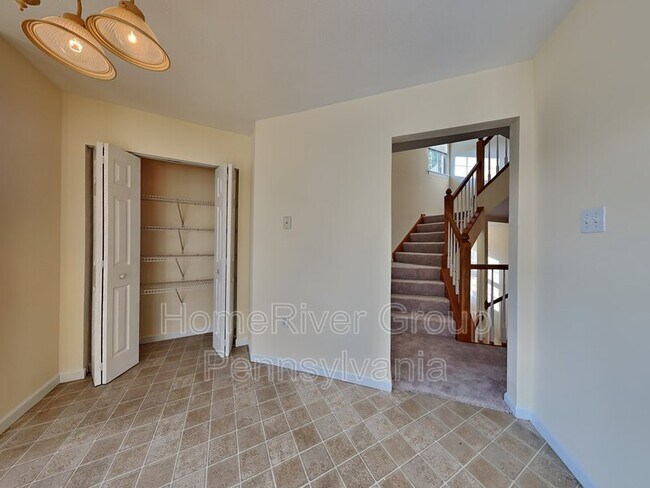 Foto del edificio - 301 Fairfax Dr