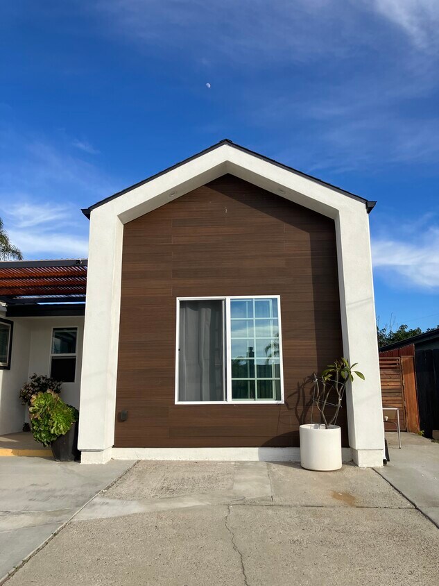 Primary Photo - 4833 Rushden Ave