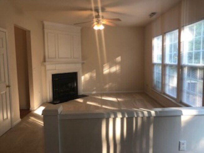 Building Photo - 404 Apricot Cir