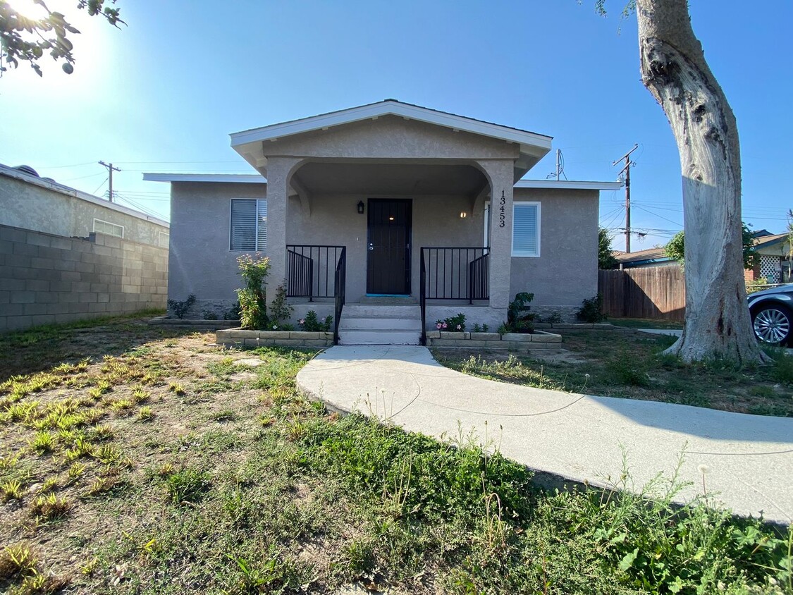 Primary Photo - Charming 3-Bedroom Home in Paramount – Ful...