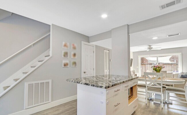 Foto del edificio - 413 N Cypress Dr