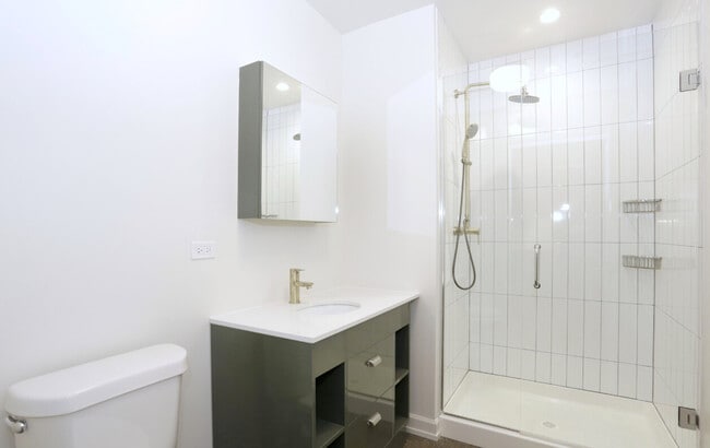 Building Photo - 810 N Clark St