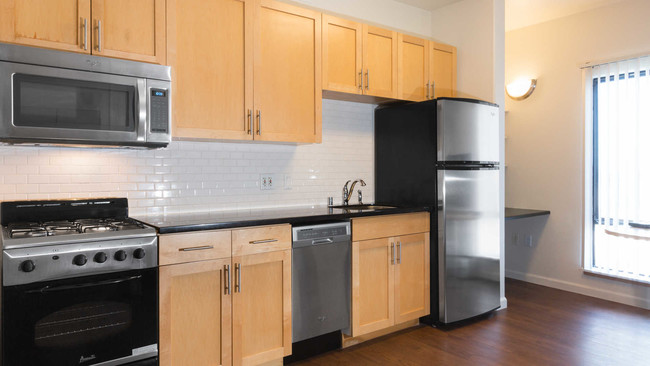 Cocina con electrodomésticos de acero inoxidable - Berkeley Apartments ARTech