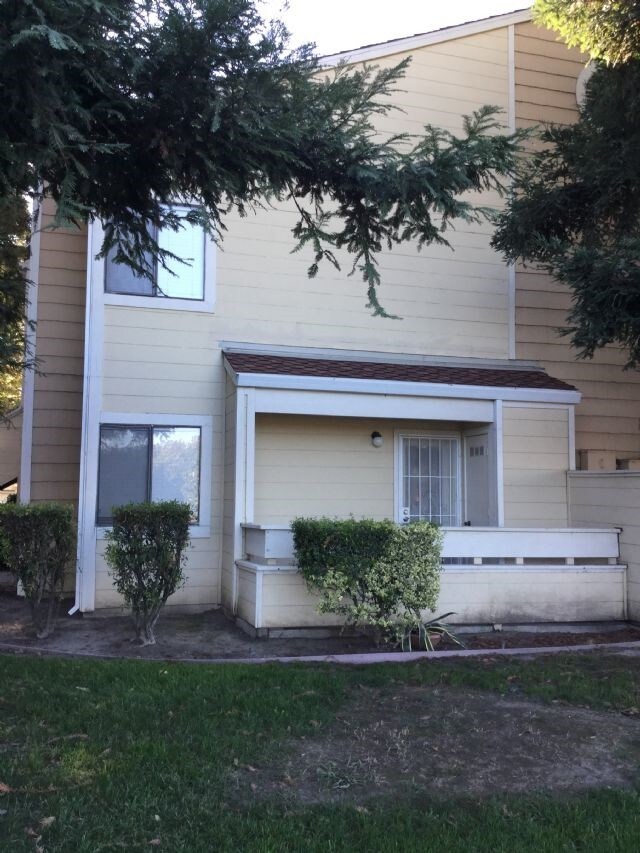 Building Photo - 1707 Pyrenees Ave