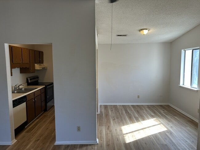 Building Photo - 3615 N Crestview Dr NW