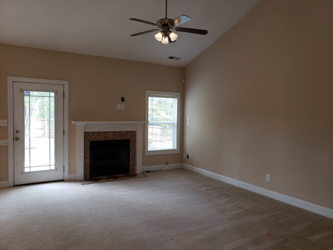 Foto del edificio - Dazzling 3 Bedroom Home with Bonus Room, Fenced Backyard! Located in Cooper Farms!