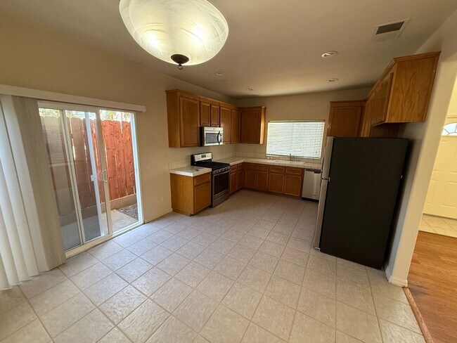 Foto del edificio - Large 4 Bedroom 3 Bath House w/ 2 car garage