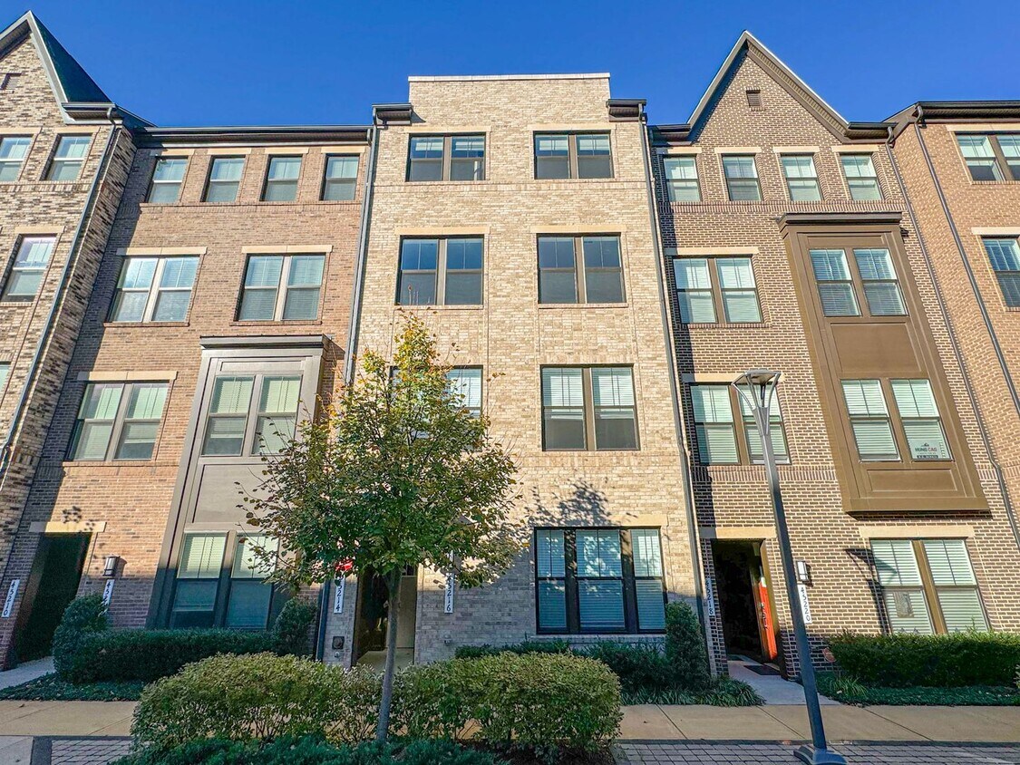 Primary Photo - Luxurious 3 Bed 2.5 Bath Townhome With Bal...