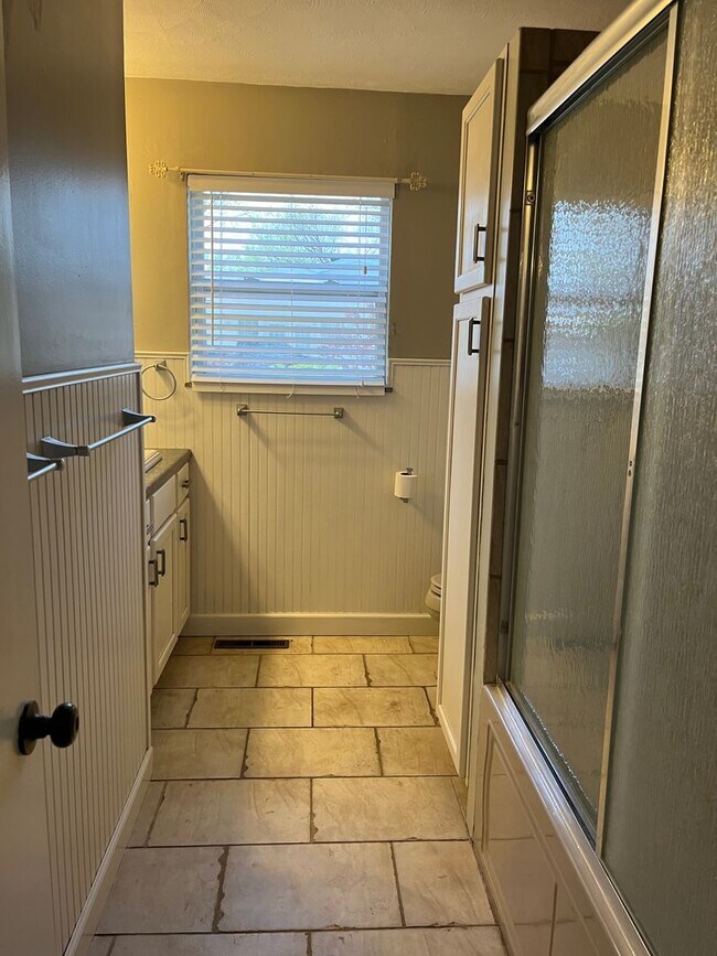Building Photo - Renovations, bonus room, huge yard! 3 Bedr...