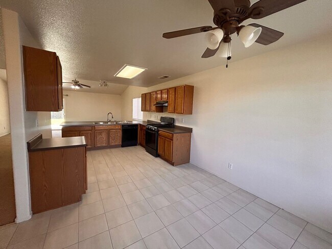 Foto del edificio - Nice home for rent in Tulare!
