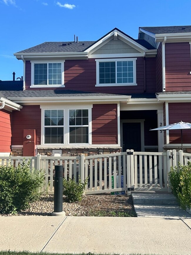 Building Photo - Modern Three Bedroom Townhome Available For Rent in Creekside