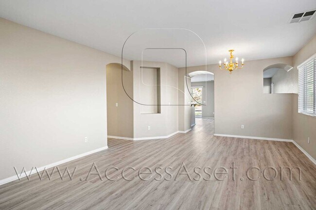 Building Photo - Stunning 4 Bed/2 Bath Home Located High At...
