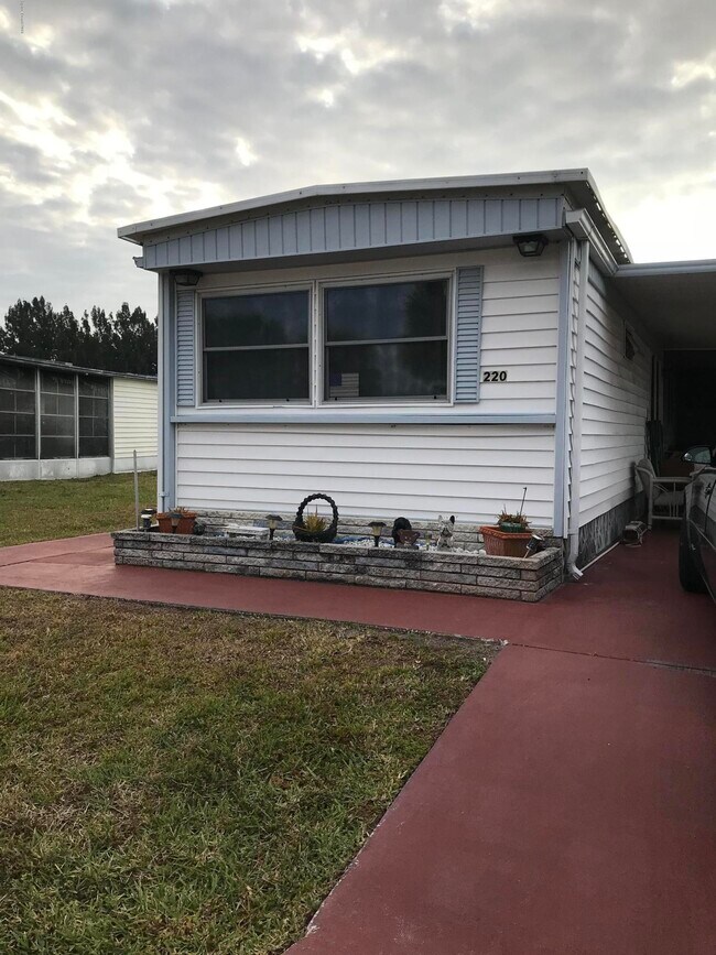 Foto del edificio - 215 Holiday Park Blvd NE