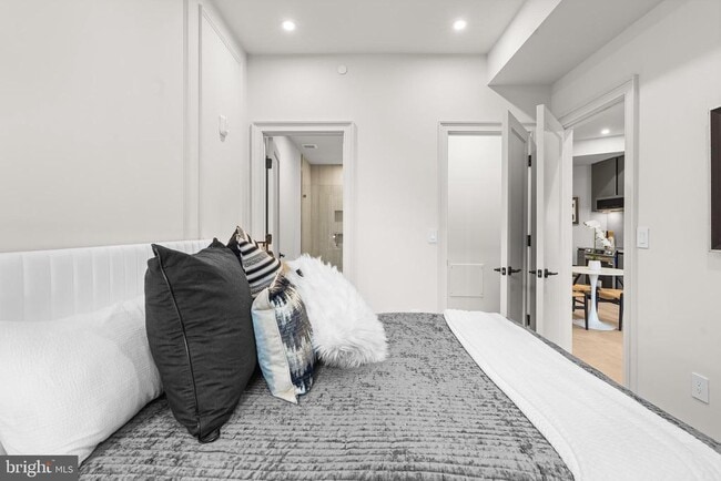 Building Photo - 2121 Ward Pl NW