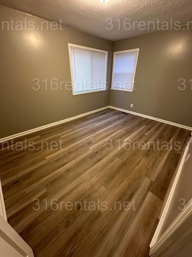 Building Photo - $1300 - 4 bed 1 bath home - Single Family Home