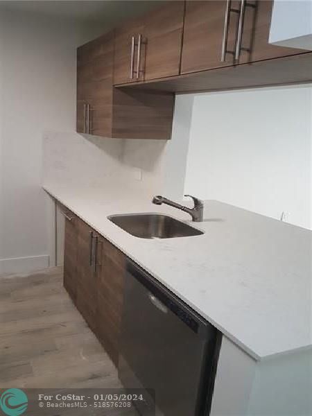 Foto del edificio - 677 NE 24th St