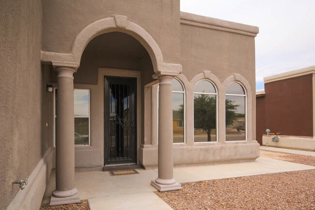 Building Photo - 813 Desert Bush Dr
