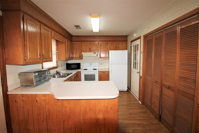 Building Photo - 60 Crowndale Ct
