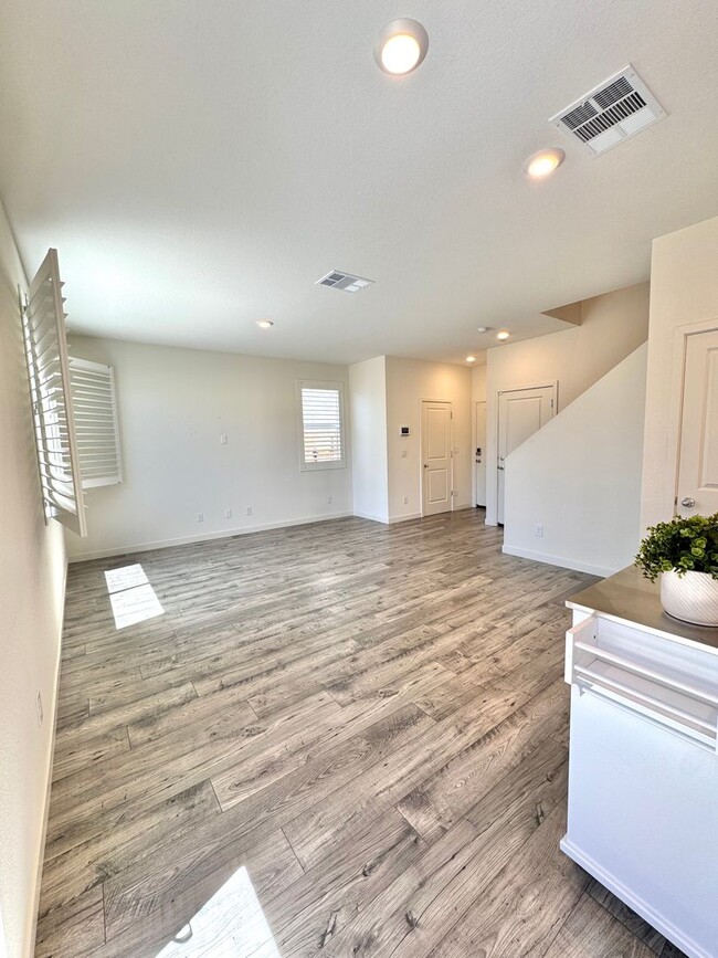 Building Photo - 8768 Scenic Sky Dr